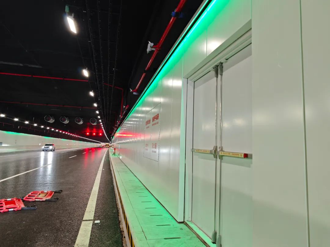 深中通道海底隧道安全出口逃生門鎖