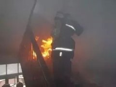 小區(qū)樓道亂堆雜物危害多，切勿讓消防逃生通道成死亡之路！