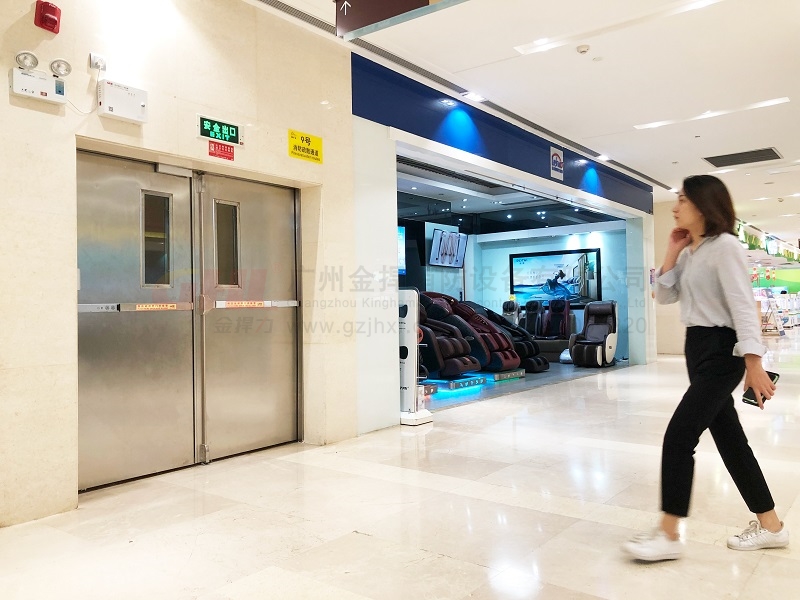 裝有逃生門(mén)鎖的地方，即是逃出生天的方向