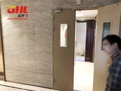 小區(qū)設(shè)計(jì)不規(guī)范，爸爸為女兒苦尋防火門電動(dòng)閉門器