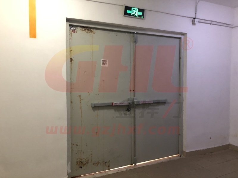 嶄新的逃生門(mén)鎖跟銹跡斑斑的防火門(mén)對(duì)比