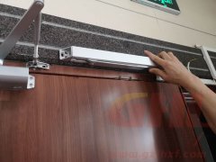 金捍力“電動閉門器”“吊裝”再次派上用法