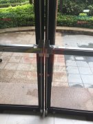 安裝在玻璃門上的“推杠鎖”