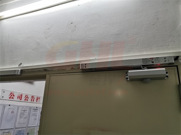 電動閉門器關(guān)閉防火門效果