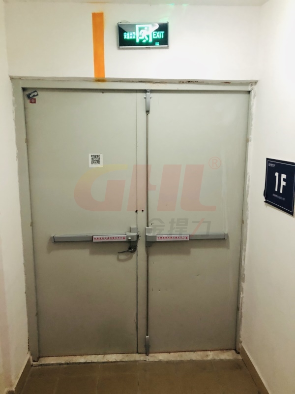 雙開防火門安裝橫式推桿鎖和天地推桿鎖