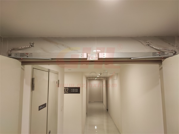 電動閉門器可保持防火門常開，同時消防聯(lián)動監(jiān)控系統(tǒng)。
