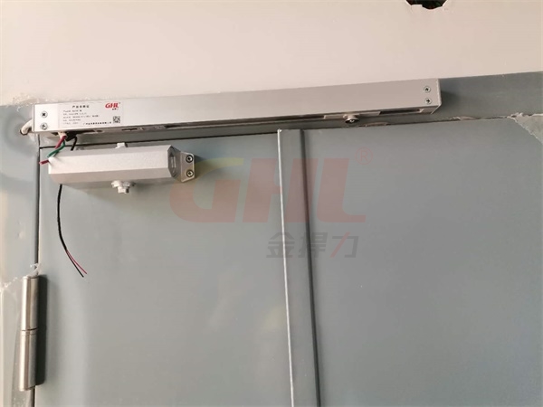 金捍力電動(dòng)閉門(mén)器具有溫電雙控功能，可消防聯(lián)動(dòng)