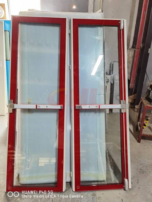 潔凈門廠家正在安裝金捍力推桿鎖