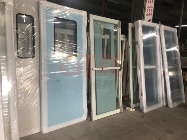 安裝好推桿鎖的潔凈門