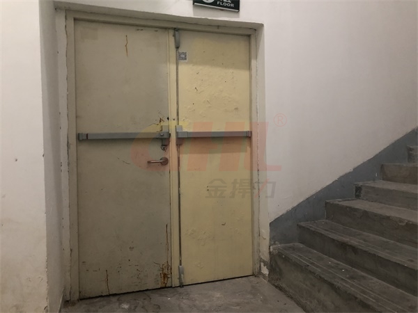 福州萬(wàn)達(dá)廣場(chǎng)安裝金捍力推桿鎖