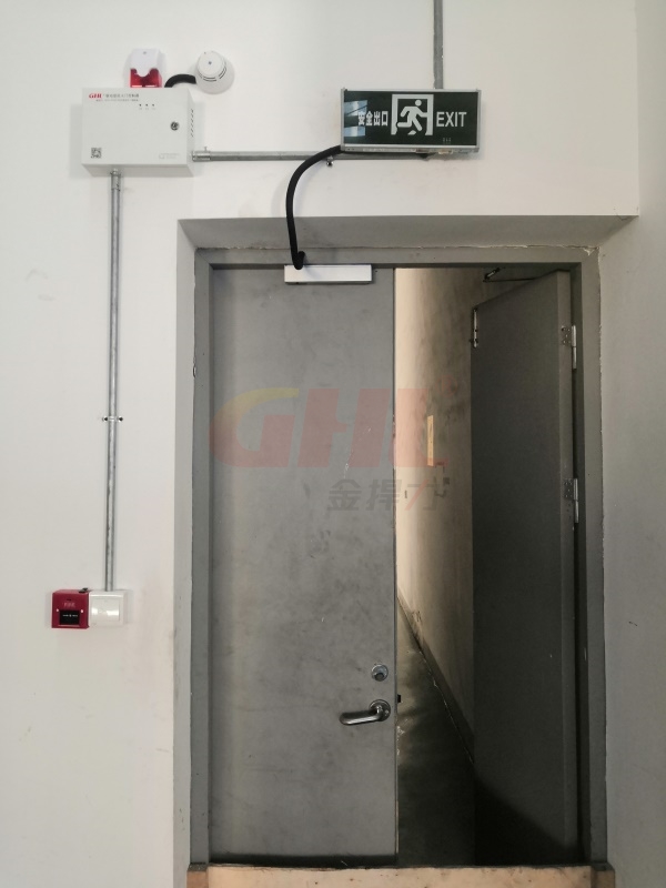 出門按鈕解鎖出門，火情自動(dòng)解鎖。