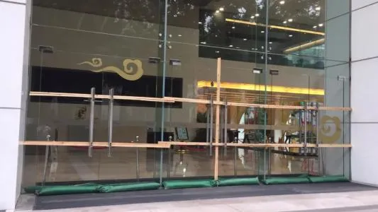 臺(tái)風(fēng)天，門(mén)被吹走了怎么辦？