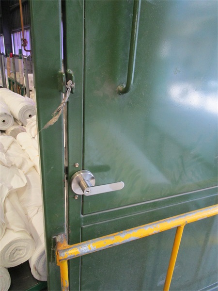 推桿鎖搭配外側(cè)執(zhí)手鎖，方便外面開門。