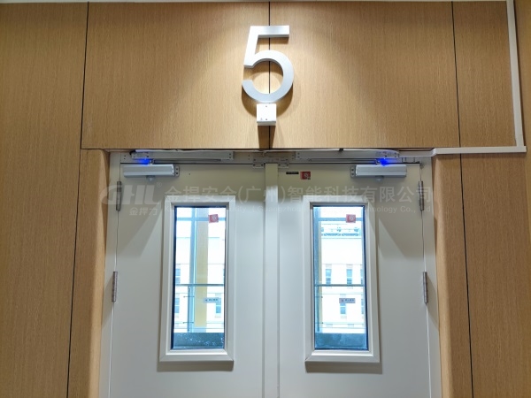 控制器控制電動(dòng)閉門(mén)器釋放關(guān)門(mén)