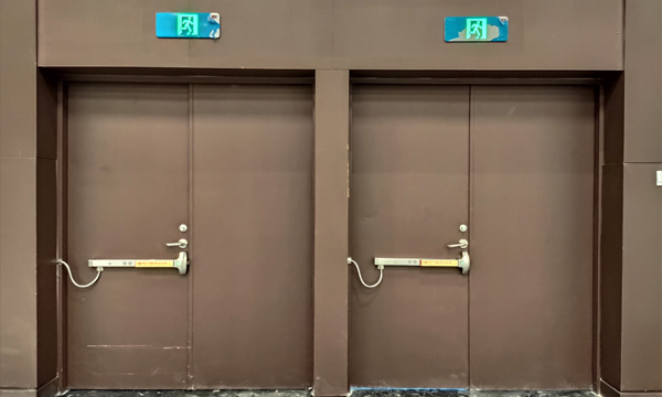 安全出口防火門安裝電動推桿鎖